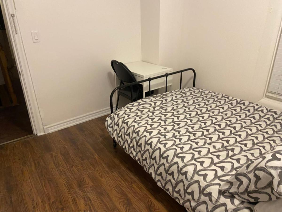 Budget Quad Room With En Suite Bathroom 36B Торонто Екстериор снимка