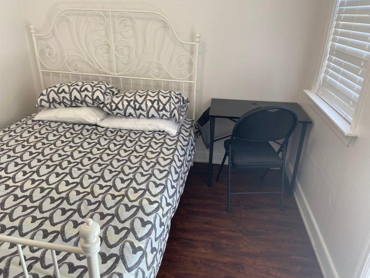 Budget Quad Room With En Suite Bathroom 36B Торонто Екстериор снимка