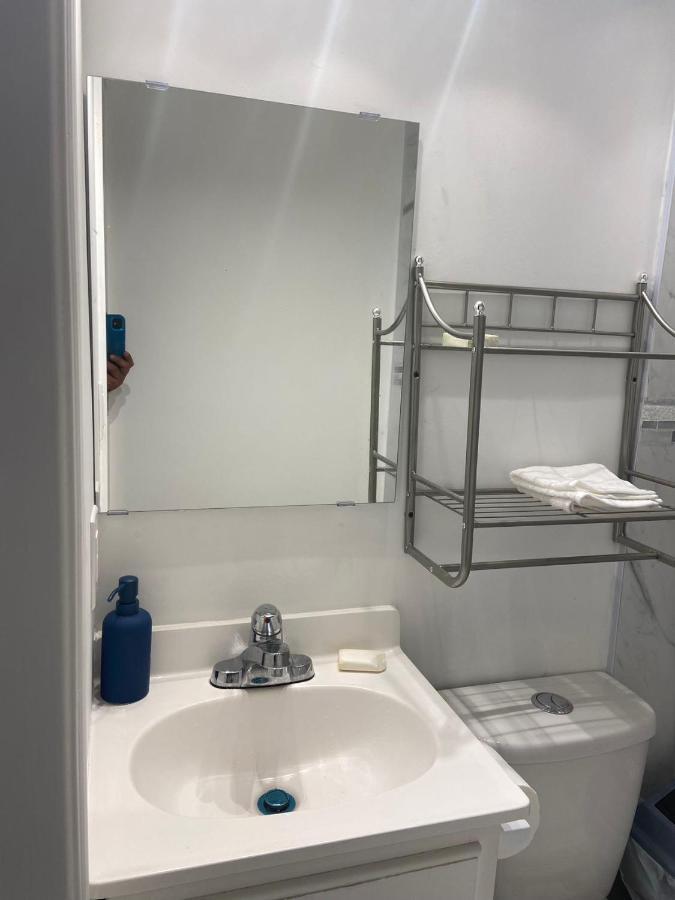 Budget Quad Room With En Suite Bathroom 36B Торонто Екстериор снимка