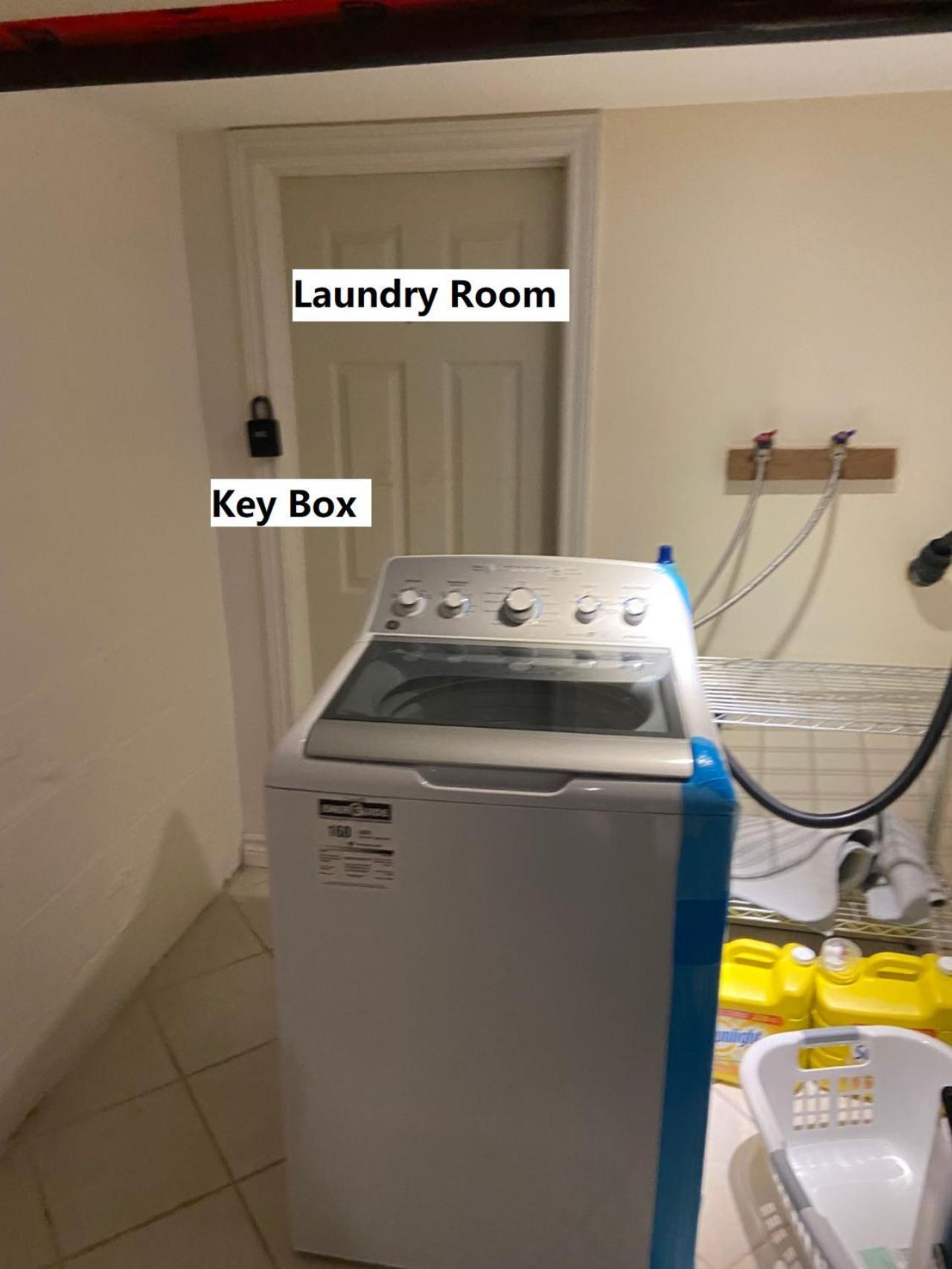 Budget Quad Room With En Suite Bathroom 36B Торонто Екстериор снимка