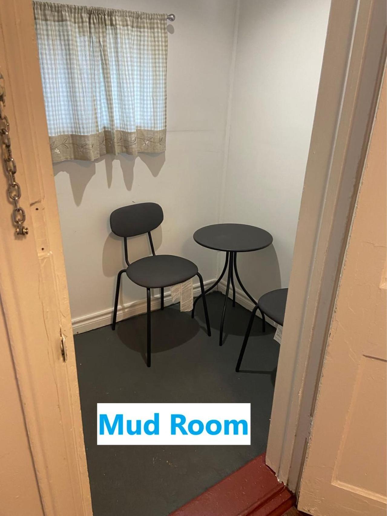 Budget Quad Room With En Suite Bathroom 36B Торонто Екстериор снимка