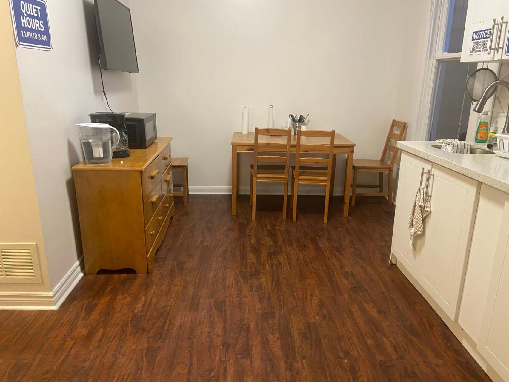Budget Quad Room With En Suite Bathroom 36B Торонто Екстериор снимка